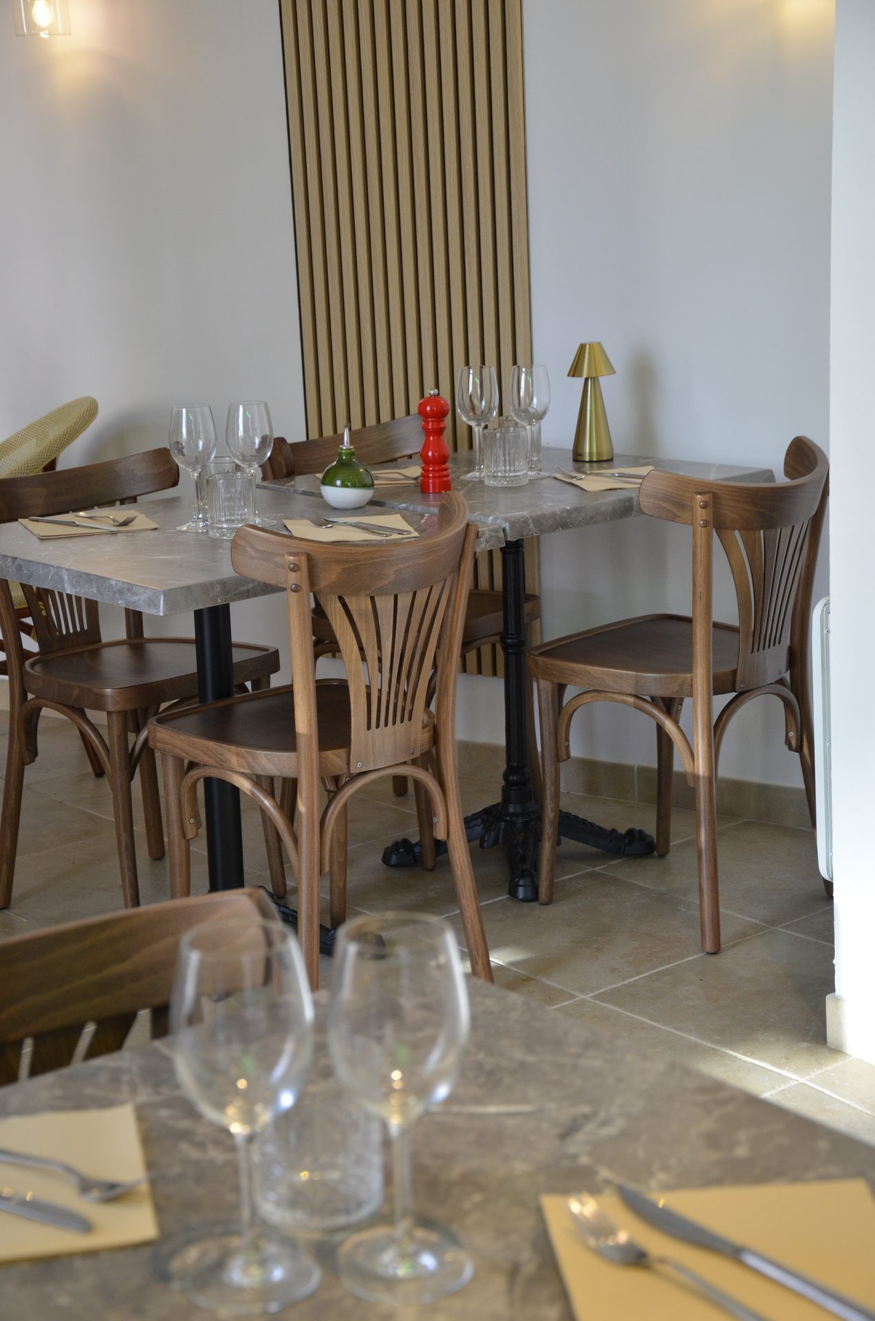 Chaises TON 56 et tables Werzalit, présentoir à vins